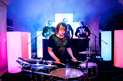 Un par de personas con instrumentos musicales en un escenario tocando instrumentos musicales

El contenido generado por IA puede ser incorrecto.