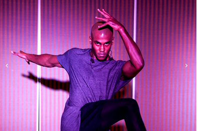 Imagen que contiene persona, hombre, sostener, ventana

El contenido generado por IA puede ser incorrecto.