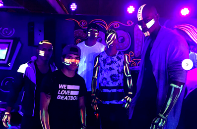 Un grupo de personas con instrumentos musicales y micr�fonos en un escenario

El contenido generado por IA puede ser incorrecto.