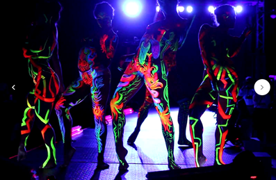 Un grupo de personas en un escenario

El contenido generado por IA puede ser incorrecto.