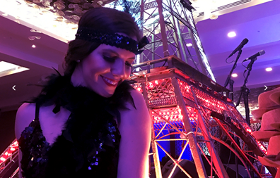 Una persona con un micr�fono en un escenario

El contenido generado por IA puede ser incorrecto.